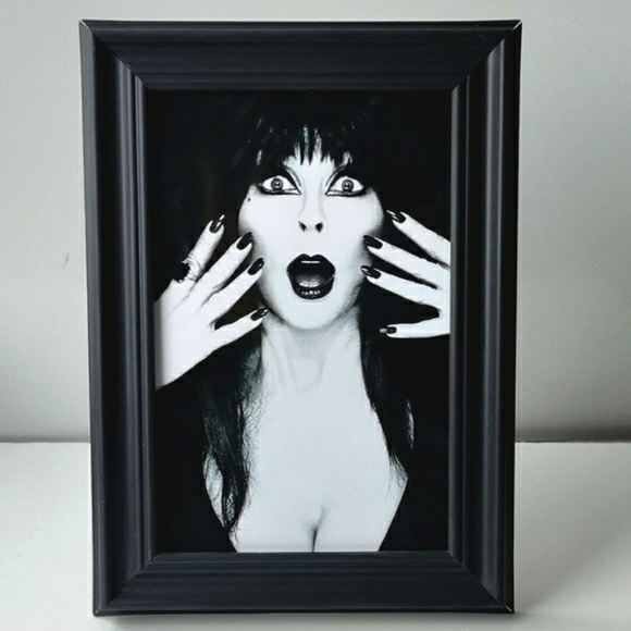 Elvira B & W Horror Queen Cult Classic Gothic Punk Rock 80s 90s - Picture 3 of 4